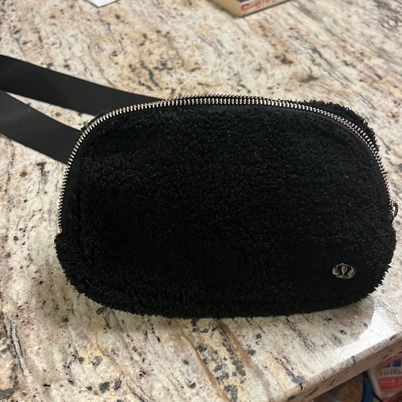 Lululemon black fleece everywhere belt bag - Picture 2 of 4